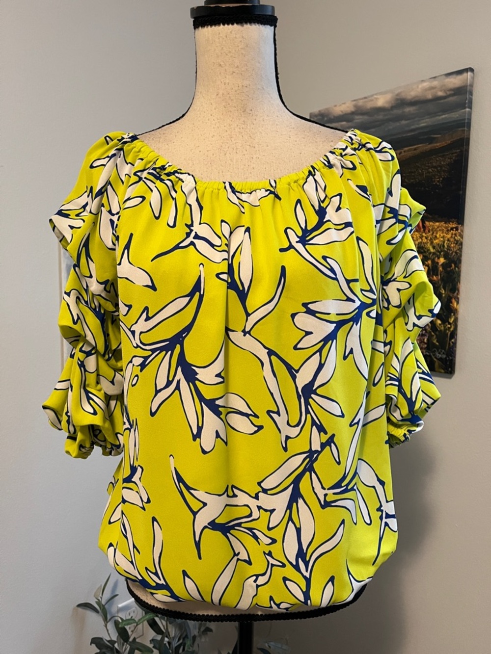 CeCe Floral Blouse. - Picture 2 of 12